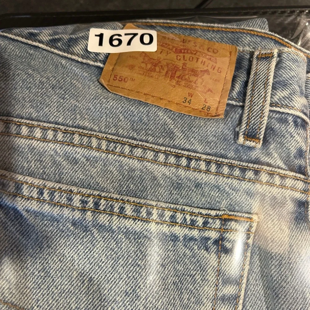 Vintage Levis 550 Relaxed Fit Husky Jeans Mens Size 34x28 Light Wash Denim Pants
